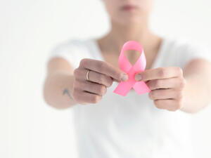 رسومات تاتو سهلة التطبيق للتوعية ضد سرطان الثدي‎