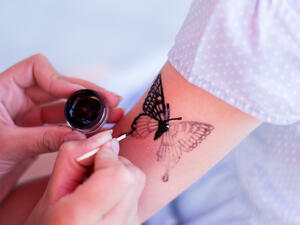 لإزالة التاتو ضعي زيت الأطفال أو زيت الزيتون