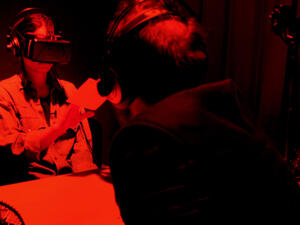 -	الجلسات تناقش مواضيع سرد القصص من خلال الإعلام الجديد والواقع الافتراضي وتوجهات الإعلام الجديد