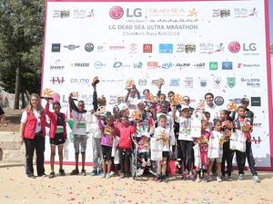 Lina El-Kurd honored the winning children with trophies. 