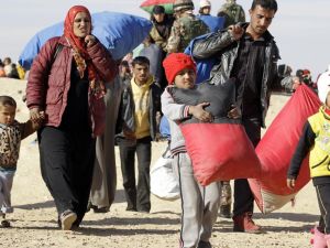 A Syrian refugee family crosses at the Hadalat border into Jordan. (Khalil Mazraawi / AFP)