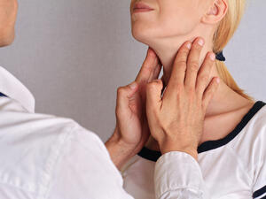 تورم الرقبة من أعراض وجود خلل في وظيفة الغدة الدرقية