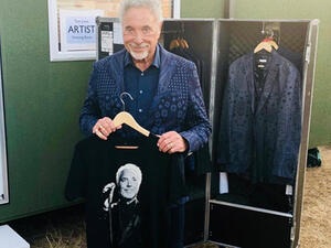 Sir Tom Jones is battling a bacterial infection. (Source : realsirtomjones / Instagram ) 