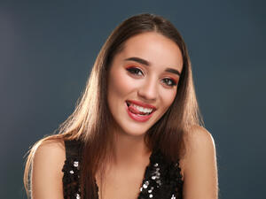 يدل اللون الأحمر التوتي للّسان على الإصابة بالحمى القرمزية