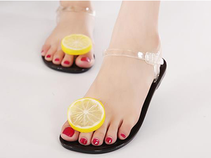 الصندل البلاستيكي لم يعد مقتصراً على الشاطىء فقط

