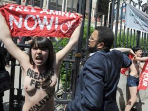 ناشطات فيمن خلال التظاهرة في تونس/أ.ف.ب