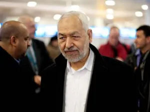 راشد الغنوشي في طريق عودته إلى تونس 