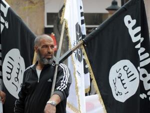 اسلامي تونسي يحمل علم القاعدة خلال تظاهرة في تونس 9/نسيان /ابريل/أ.ف.ب