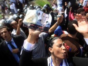 
تظاهرة امام محكمة الاسكندرية للمطالبة بتحقيق العدالة في قضية مقتل المصري خالد سعيد