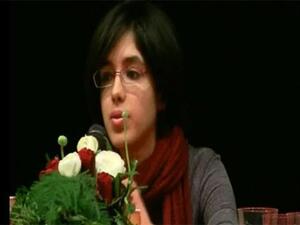 علياء المهدي تلقي كلمة خلال تكريمها في السويد علياء المهدي تلقي كلمة خلال تكريمها في السويد