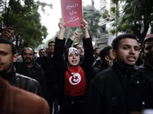 رمى متظاهرون حجارة وقوارير بلاستيكية على عناصر شرطة مكافحة الشغب