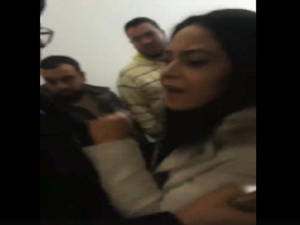 تونسية تقتحم مقر البرلمان، وتوجه سيلا من الشتائم لرئيس كتلة الحزب الحاكم "نداء تونس"