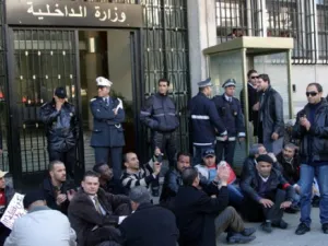 المئات من عناصر الأمن التونسي، تظاهروا الخميس الماضي، أمام قصر الحكومة