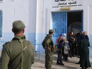 جنود أمام مدرسة في تونس

