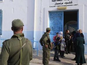 جنود أمام مدرسة في تونس
