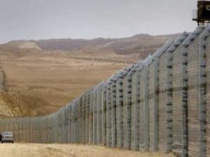  السلطات التونسية أعلنت البدء في بناء جدار ترابي فاصل على الحدود الليبية بطول 186 كم