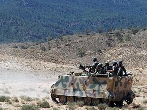 TUNISIA, KASSERINE : (FILES) A picture taken on June 11, 2013 shows Tunisian soldiers patroling in the Mount Chaambi region where the Tunisian army has been tracking militants the government says are veterans of the Islamist rebellion in northern Mali with links to Al-Qaeda in the Islamic Maghreb.  AFP PHOTO/ABDERRAZEK KHLIFI