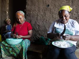 Women cut garlic in the rural Ethiopian village of Debre Berhan (Albawaba/J. Zach Hollo)