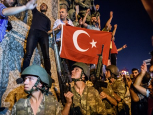 Turkish solders stay with weapons next to protesters in Istanbul on July 16, 2016. (AFP/Ozan Kose)