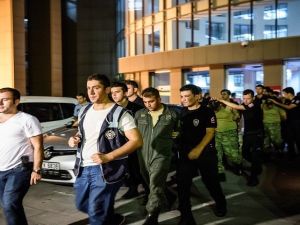 اعتقال حوالي 3000 عسكري، بينهم 34 من جنرالات الجيش