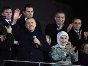 اردوغان يلوح لمناصريه في مطار اسطنبول/أ.ف.ب