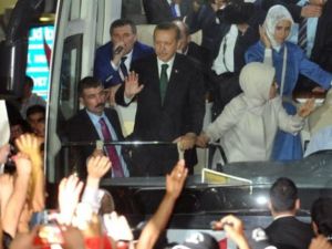 اردوغان وزوجته بين انصاره في مطار اسطنبول/أ.ف.ب