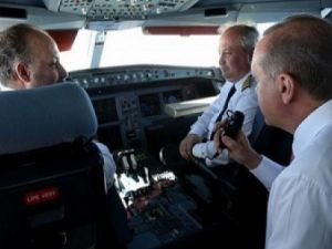 الرئيس التركي رجب طيب أردوغان في قمرة قيادة الطائرة