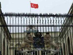 المتظاهرون يرفعون علم تركيا فوق مبنى القنصلية الهولندية في اسطنبول