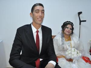 The world's tallest man Sultan Kosen (L) and his wife pose on October 27, 2013, in Mardin during their wedding ceremony. (Image credit: AFP)