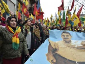 مسيرة لتأييد عبد الله أوجلان زعيم حزب العمال الكردستاني المحظور (بي كيه كيه)