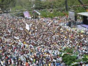 قيام نحو ألف متظاهر باقتحام فعالية انتخابية لحزب الشعوب الديمقراطي الموالي للأكراد