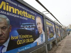 لوحات اعلانية انتشرت في شوارع مدينة انقرة التركية بعد اعتذار اسرائيل لتركيا عن الهجوم على الاسطول/ارشيف