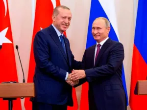 Russian President Vladimir Putin, right, and Turkish President Recep Tayyip Erdogan shake hands .(AFP/File)