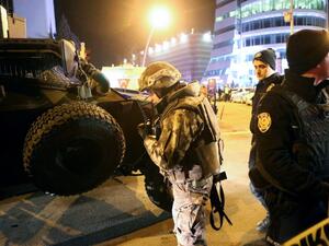 Turkish soldiers and policemen stand guard near the Cagdas Sanatlar Merkezi, a major art exhibition hall, where Andrey Karlov, the Russian ambassador to Ankara, has been shot dead on December 19, 2016 in a gun attack during an art exhibition in Ankara. (AFP/Adem Altan)