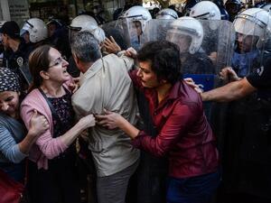 Turkish anti-riot police officers push back protesters with their shields on October 26, 2016 during a demonstration against the detention of the Kurdish-majority city's co-mayors in Diyarbakir. (AFP/Ilyas Akengin)