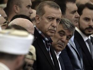 Turkish President Recep Tayyip Erdogan (C) and former Turkish president Abdullah Gul (C-R) attend the funeral of a victim of the coup attempt in Istanbul on July 17, 2016. (AFP/Aris Messinis)