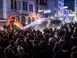 Turkish riot police use water cannon to disperse protesters on Istiklal avenue in Istanbul on February 8, 2016 during a demonstration against the curfew in Cizre. (AFP/Ozan Kose)