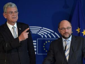 President of the European Parliament Martin Schulz (R) and Turkey's Minister of EU Affairs Volkan Bozkir give a joint press conference after a meeting, on May 11, 2016 at the European Parliament in Strasbourg, eastern France. (AFP/Patrick Hertzog