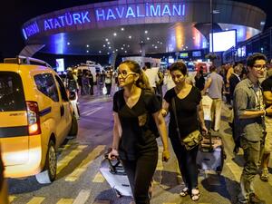 Passengers leave Ataturk airport in Istanbul on June 28, 2016 after two explosions followed by gunfire hit Turkey's biggest airport, killing at least 28 people and injuring 20. (AFP/Ozan Kose)