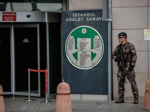 A Turkish special forces police officer stands guard in front of the Istanbul Justice Palace on July 20, 2016, following the failed military coup attempt of July 15. (AFP/Ozan Kose)