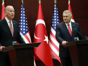 Turkish Prime Minister Binali Yildirim (R)and US Vice President Joe Biden (L) hold a joint press conference following their meeting on August 24, 2016 at the Cankaya Palace in Ankara. (AFP/Adem Altan)