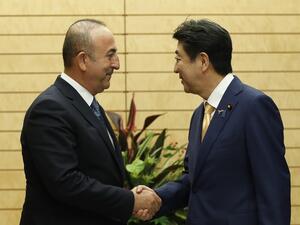 Turkish Foreign Minister Mevlut Cavusoglu (L) shakes hands with Japanese Prime Minister Shinzo Abe in Tokyo on November 6, 2018. (ISSEI KATO / POOL / AFP)
