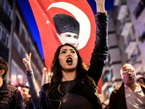 Supporters of the "no" vote protest what they say was vote-rigging in Turkey's constitutional referendum, April 18 2017. (AFP/Bulent Kilic)