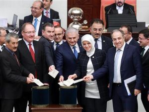 Turkish Prime Minister Binali Yildirim (C) and lawmakers vote on a constitutional reform package at the Turkish Parliament in the capital Ankara, January 12, 2017. (AFP/File)