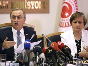 Head of a Turkish parliamentary committee Resat Petek gestures as he delivers a speech during a press conference on the investigation of the coup attempt, in Ankara, on May 26, 2017. (STR/AFP)