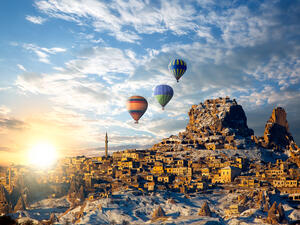 
To get the authentic experience, tourists from all over the world prefer to experience Cappadocia’s landscapes and peak-like rock houses up in the sky. (shutterstock) 