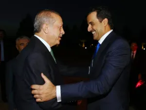 Qatari Sheikh Tamim bin Hamad al-Thani greets Turkish President Recep Tayyip Erdogan at the presidential complex in Ankara (AFP Photo/KAYHAN OZER)