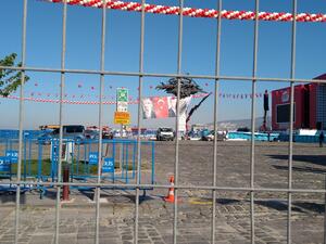 Izmir's Republic Square cordoned off in preparations for rallies in support of Turkey's President Erdogan and the constitutional amendments. (Facebook)