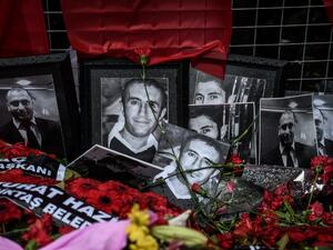 Flowers and pictures of victims have been laid in front of the Reina nightclub on January 5, 2017 in Istanbul, four days after a gunman killed 39 people on New Year's night. (AFP/Ozan Kose)
