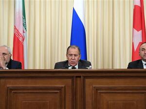 Iranian, Russian and Turkish foreign ministers, Mohammad Javad Zarif, Sergei Lavrov and Mevlut Cavusoglu (From L) attend a news conference in Moscow, Russia, December 20, 2016. (AFP/File)